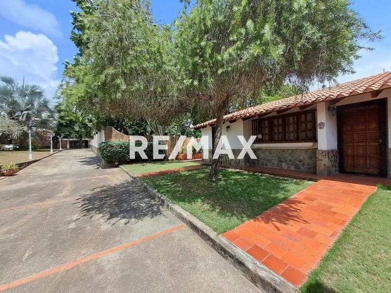 ATRACTIVA CASA DE AMPLIOS ESPACIOS, JARDINES Y CAMINERÍAS, IDEAL PARA QUIENES TIENEN MASCOTAS Y BUSCAN AMPLITUD, VERDOR Y COMODIDADES EN LA ISLA DE MARGARITA