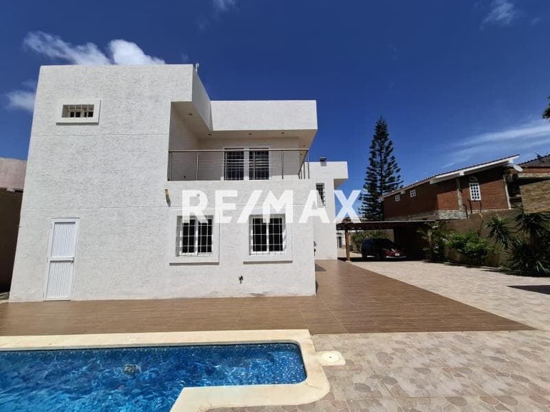 EN VENTA IMPONENTE CASA DE DOS NIVELES, MODERNA CON PISCINA, URB. COSTA AZUL, ISLA DE MARGARITA.